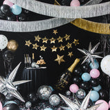 Silvester-Deko mit glitzernden Luftballons, Konfetti und Tischdekoration von Hey Party für einen stilvollen Jahreswechsel