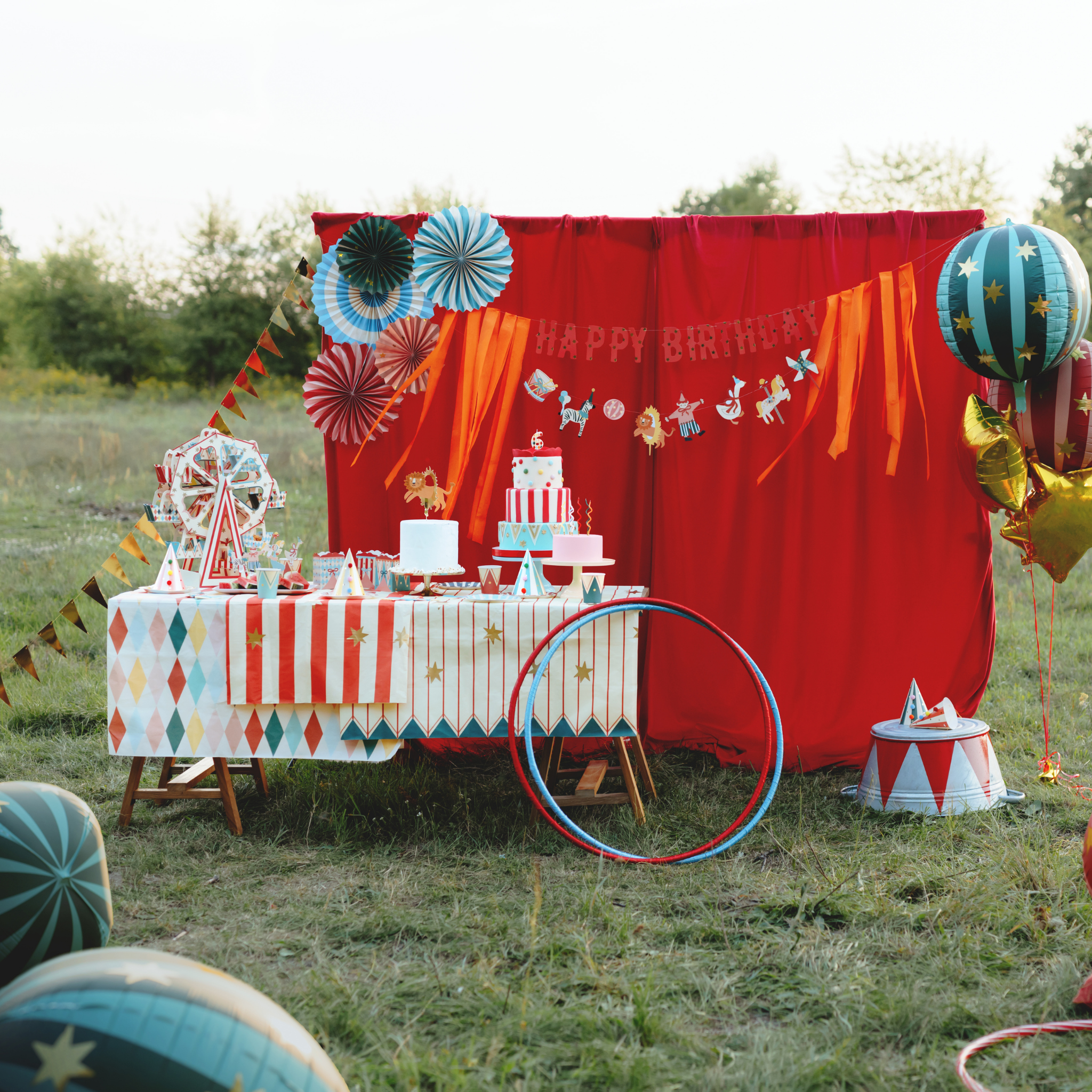 Papiertischdecke Zirkus Streifen Rot -hey-Party.de- Tischdecken -#Variante_