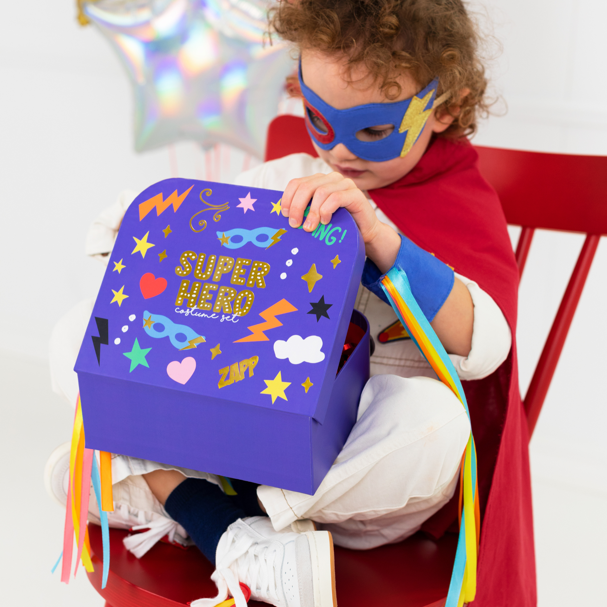 Superheldenkostüm mit Koffer