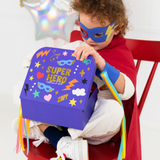 Superheldenkostüm mit Koffer