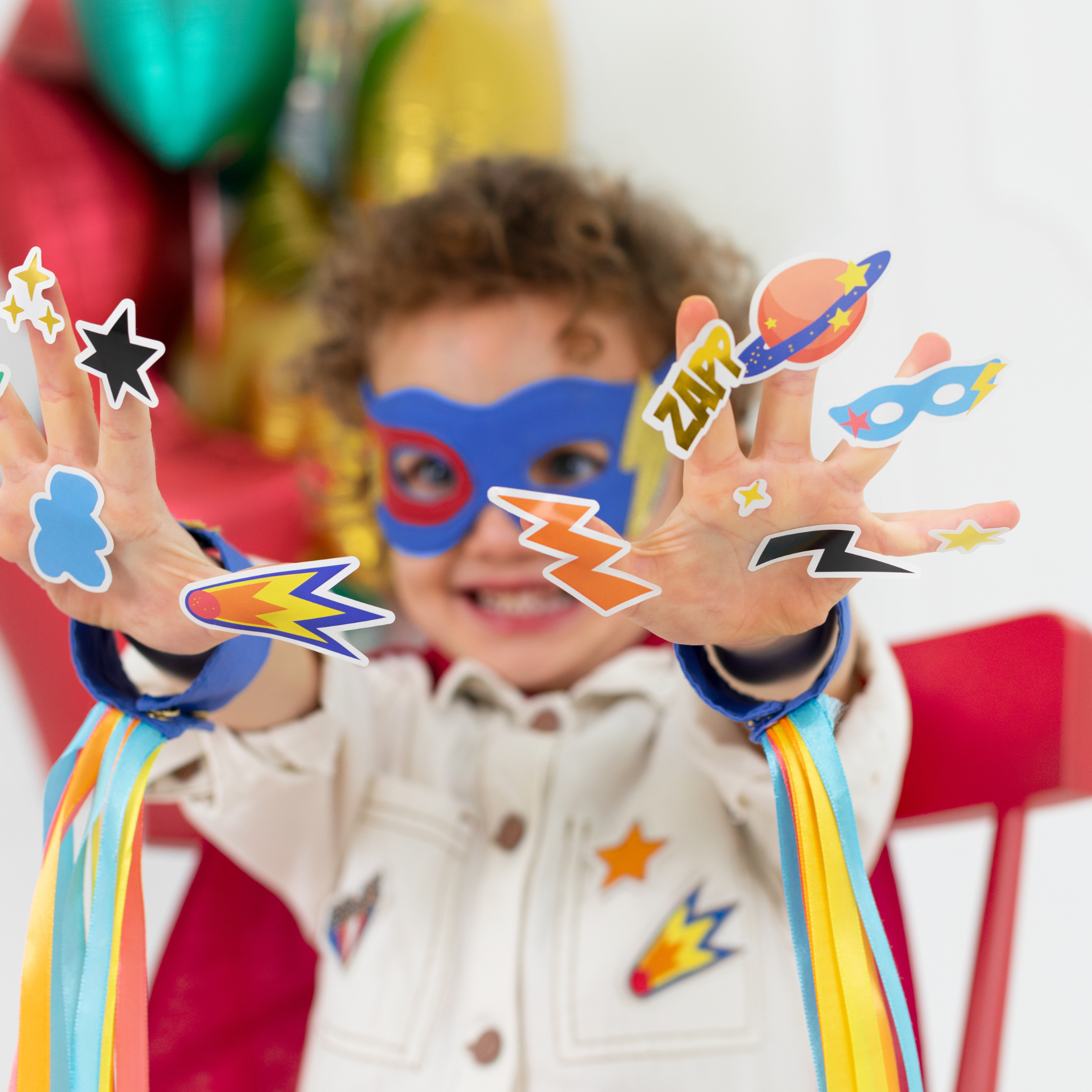 Superheldenkostüm mit Koffer