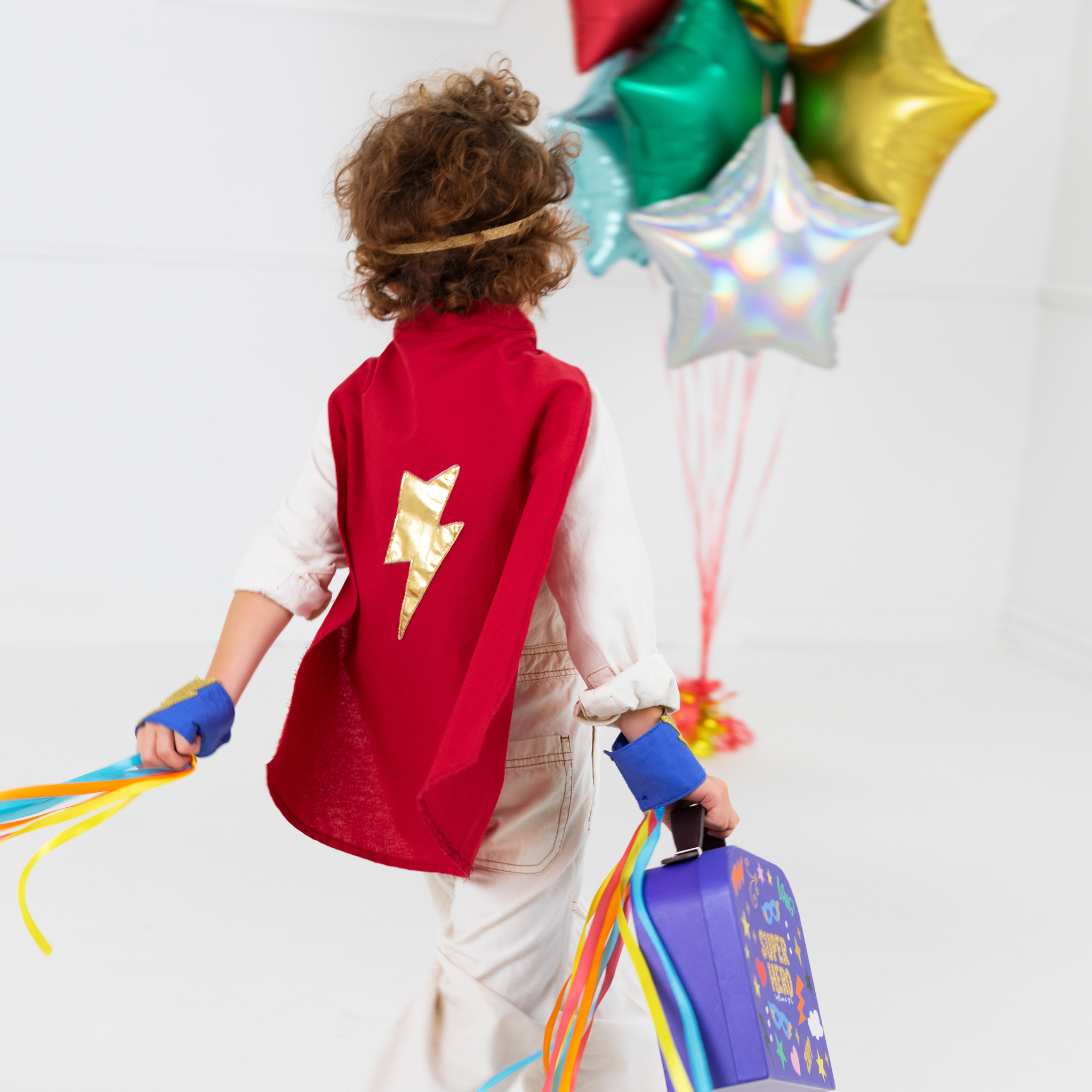 Superheldenkostüm mit Koffer