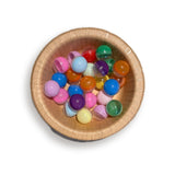 Befüllbare Kugeln bunt, 28 mm, im Pappteller von oben