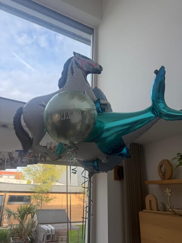 Kundenfoto: Folienballon Hai mit Goldzahn