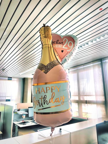 Kundenfoto: Folienballon Champagnerflasche "Happy Birthday" Rosa