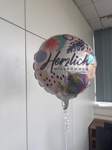 Kundenfoto: Folienballon rund "Herzlich Willkommen" Tropical